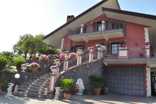 Entrada principal de la casa de vacaciones Villa Del Sole en Zafferana Etna